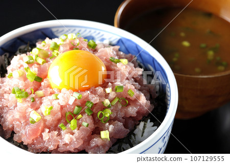 蔥蛋黃烤鮪魚碗和味噌湯 107129555