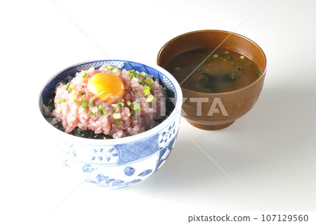 Seared tuna bowl with green onion and egg yolk and miso soup 107129560