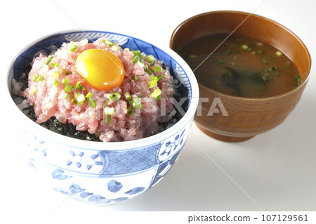 Seared tuna bowl with green onion and egg yolk and miso soup Seared tuna bowl with green onion and egg yolk and miso soup 107129561
