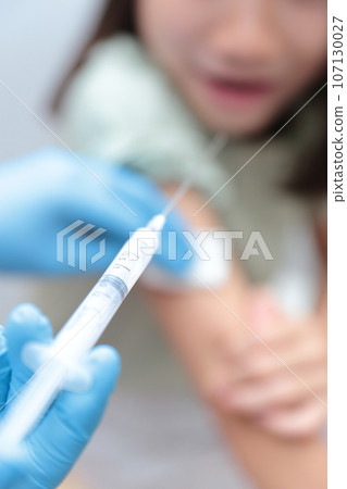 Elementary school girl giving an injection at the hospital 107130027