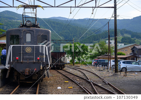 Electric locomotive stopping at Ieyama Station 107130349