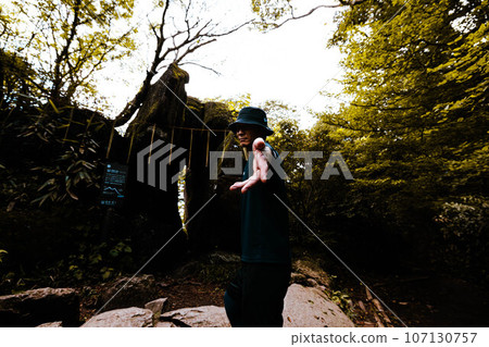一個引導迷失的人到達光明彼岸的人 一個引導迷失的人到達光明彼岸的人 107130757