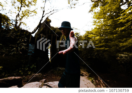 小心那些試圖用力握住你的手的男人。 107130759