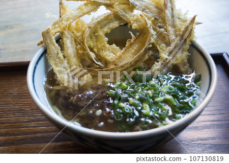 Rice noodles 107130819