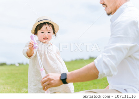 Girl, child, girl playing with dad and soap bubble stick (grassland, park) Girl, child, girl playing with dad and soap bubble stick (grassland, park) 107131116
