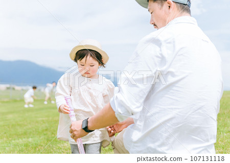 Girl, child, girl playing with dad and soap bubble stick (grassland, park) Girl, child, girl playing with dad and soap bubble stick (grassland, park) 107131118