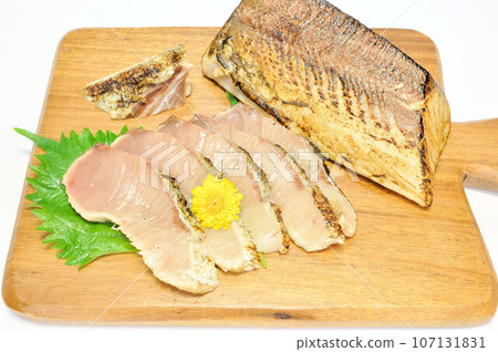 Yellowtail tataki sashimi 107131831