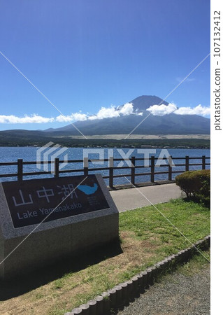 從山中湖看到的富士山和石碑 從山中湖看到的富士山和石碑 107132412