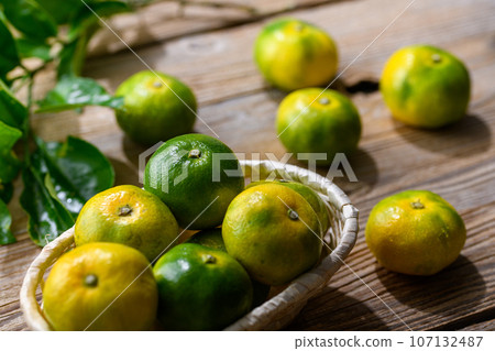 秋天的味道 非常香甜可口的早橘子 溫州橘子（開始融合藍色和黃色的橘子） 早橘子 107132487