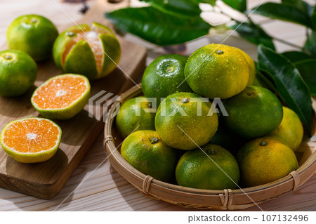 Taste of Autumn Very sweet and delicious early mandarin oranges Unshu mandarin oranges (mandarin oranges that are beginning to blend blue and yellow) Early mandarin oranges 107132496