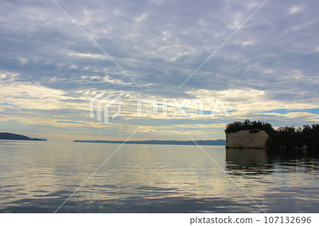 早晨的海_日本海 107132696