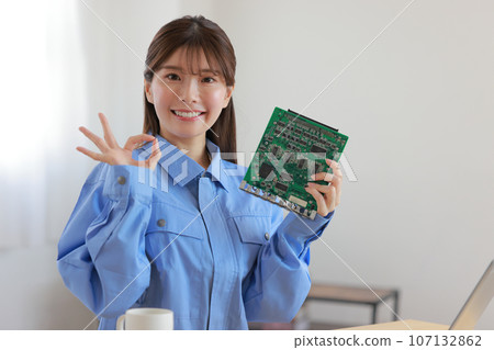 拿著板子的 OK 標誌_穿工作服的女人 1 107132862