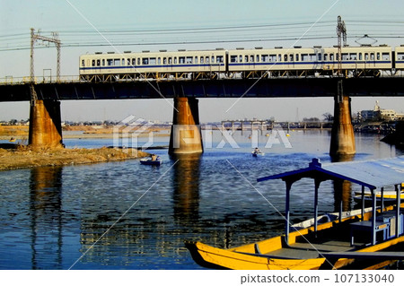 小田急的舊玉川橋、4000 系列和遊船碼頭，1982 年新年 3 日，登戶 107133040