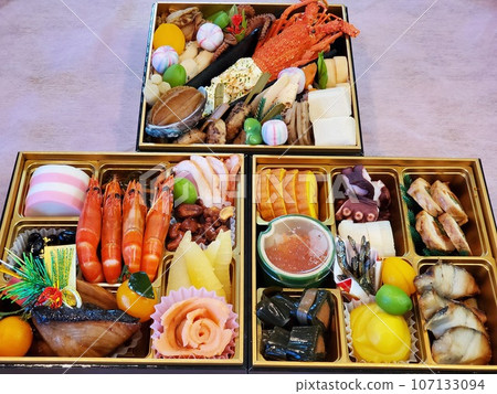 Popular dishes ordered at the supermarket 107133094