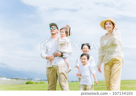 Families, families, parents and children who came to the park to play (spring/summer/GW) 107134103