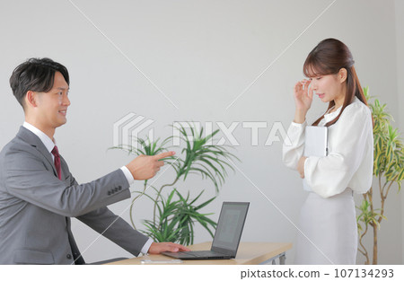 失敗的男經理和快哭的女商人1 107134293