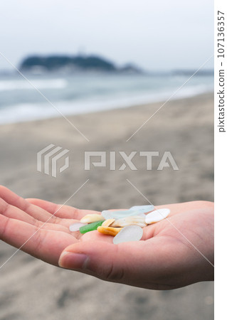 江之島和海灘收集的海玻璃 107136357
