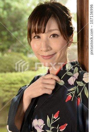 古民居的日式房間裡，穿著浴衣的年輕女子 107136996