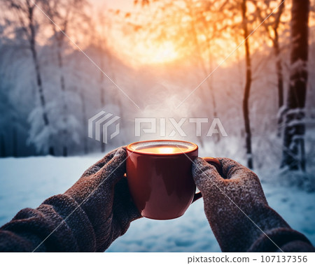 外面下雪時，在溫暖的房間喝咖啡 107137356