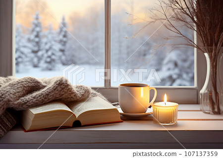 外面下雪時，在溫暖的房間喝咖啡 107137359