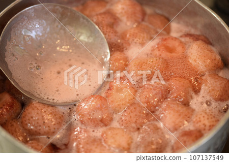 Making strawberry jam with lye, making strawberry jam 107137549