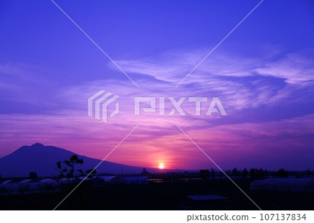 岩木山和春天的傍晚天空 岩木山和春天的傍晚天空 107137834