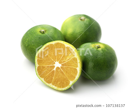 Taste of Autumn Very sweet and delicious early mandarin oranges Unshu mandarin oranges (mandarin oranges that are beginning to blend blue and yellow) Early mandarin oranges 107138137