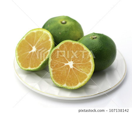 Taste of Autumn Very sweet and delicious early mandarin oranges Unshu mandarin oranges (mandarin oranges that are beginning to blend blue and yellow) Early mandarin oranges 107138142