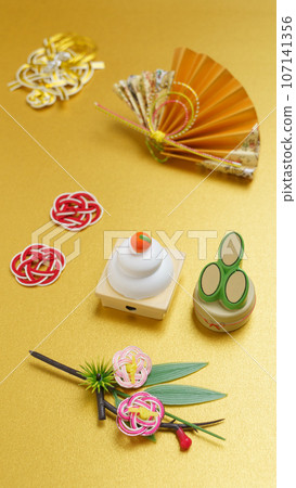 日本新年形象 | Kagami-mochi、Kadomatsu、Mizuhiki 與金色背景 日本新年形象 | Kagami-mochi、Kadomatsu、Mizuhiki 與金色背景 107141356