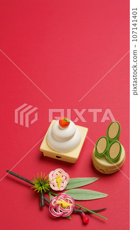 日本新年形象 | 加賀年糕、門松和紅色背景 日本新年形象 | 加賀年糕、門松和紅色背景 107141401