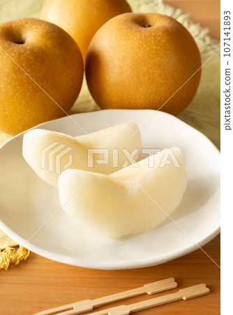 Cut pears Peeled Hosui pears Fruits Fruits Hosui Japanese pears 107141893