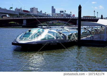 隅田川遊覽船「Hotaruna」抵達淺草碼頭 107142174