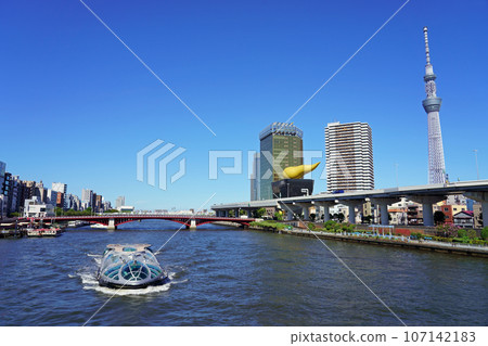 The sightseeing boat “Hotaruna” cruising the clear Sumida River and the scenery of Asakusa 107142183