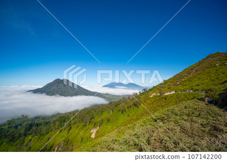 Beautiful nature Landscape mountain and fog at Kawah Ijen volcano,East Java, Indonesia 107142200