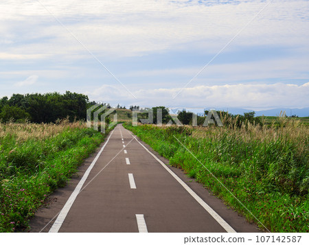 北海道稚內市沿岸漂浮在日本海的火山島利尻島周圍，有一條貫穿草原、全長約 60 公里的自行車道。 107142587