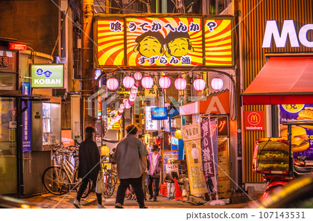 Tokyo cityscape in Japan September. A view of the bustling bar district ``Suzuran-dori'' right next to Sangenjaya Station, which is free from the coronavirus. 107143531