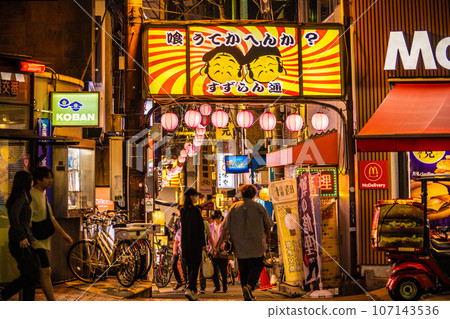 日本九月的東京城市景觀。三軒茶屋車站旁繁華的酒吧區「鈴蘭通」的景色，這裡沒有冠狀病毒。 107143536