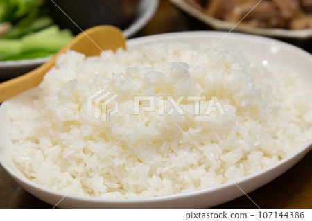 Hand-rolled sushi with vinegared rice 107144386