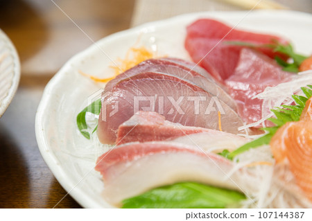 Hamachi no Sashimi 107144387
