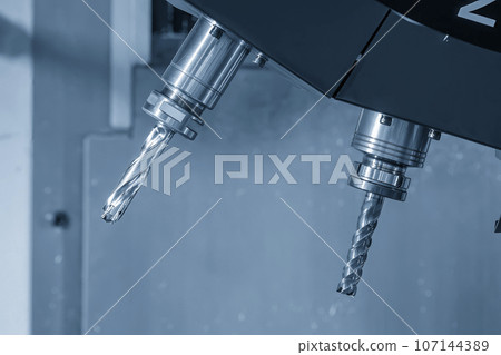 The flat end mill tool in the tool magazine of machining center. The flat end mill tool in the tool magazine of machining center. 107144389