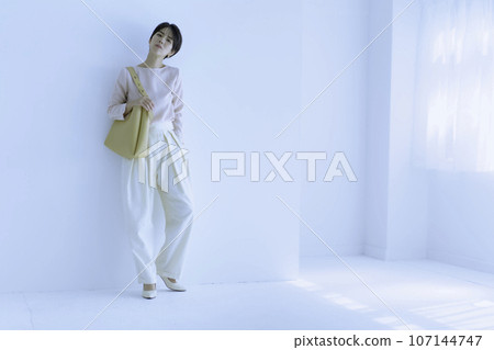 白色背景年輕女子全身時尚肖像 白色背景年輕女子全身時尚肖像 107144747