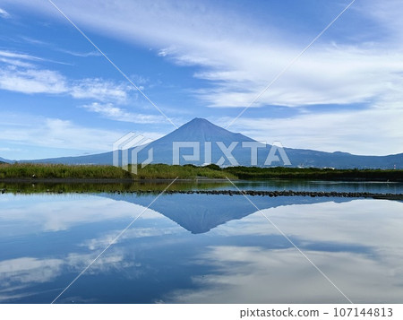 Mt. Fuji and upside-down Fuji shining in the autumn sky 107144813