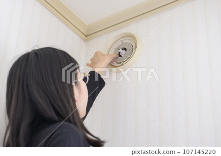 Replacing the vent filter (remove the old filter) Replacing the vent filter (remove the old filter) 107145220