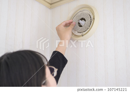 Replacing the vent filter (remove the old filter) 107145221