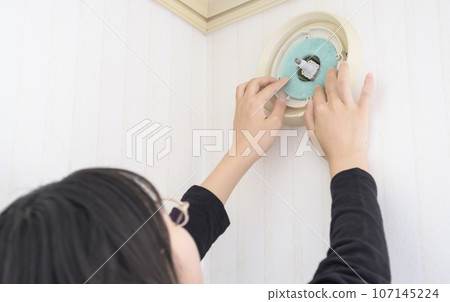 Replacing the vent filter (installing a new filter) 107145224