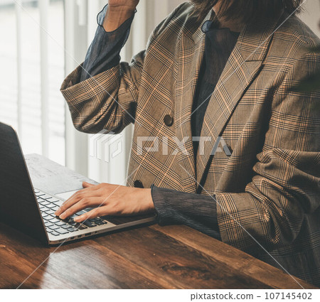 一位女士在時尚的房間裡遠距辦公 107145402