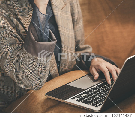 一位女士在時尚的房間裡遠距辦公 107145427