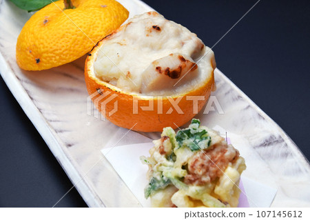 Japanese cuisine served at a restaurant: Scallops and clouds grilled in a yuzu pot 107145612