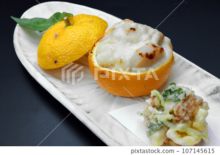 Japanese cuisine served at a restaurant: Scallops and clouds grilled in a yuzu pot 107145615