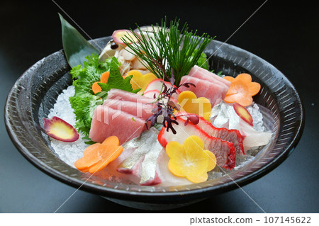 Assorted live clams and seasonal sashimi Assorted live clams and seasonal sashimi 107145622